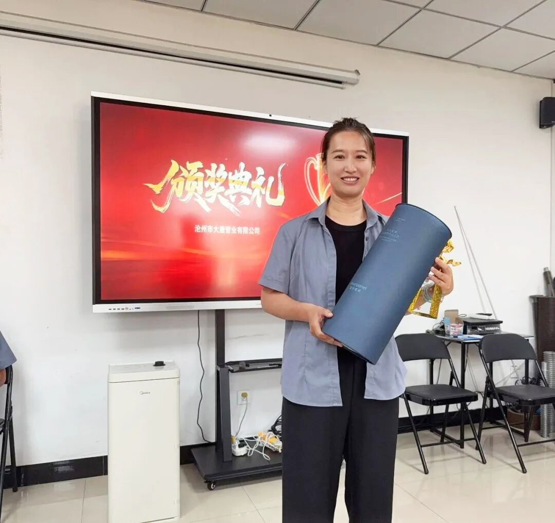 Xiuhong Zong Datang Steel Pipe Domestic Trade Sales Champion July 2026 holding certificate